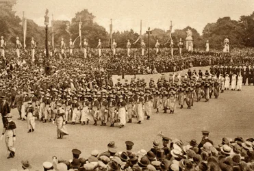 1919年にロンドンを通過した連合軍の大勝利の行進に参加した看護師